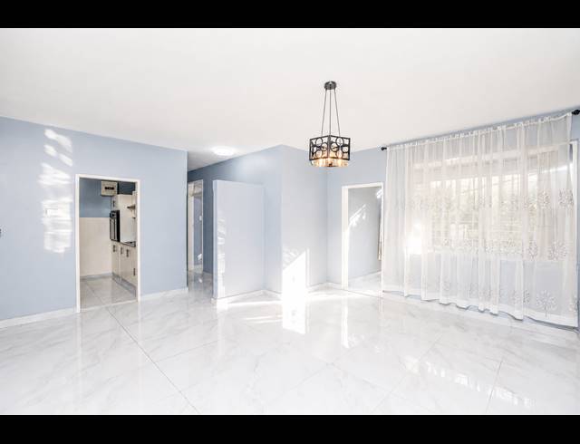 2.5 BEDROOM APARTMENT FOR SALE IN ESSENWOOD